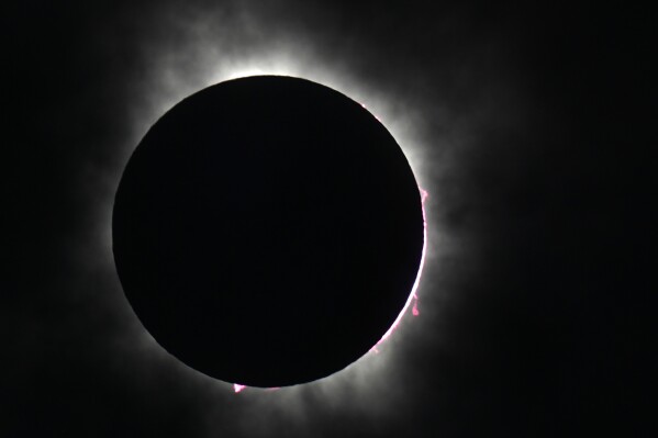 AP PHOTOS: Total solar eclipse sweeps across North America