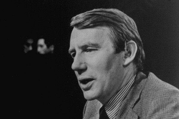 Robert MacNeil, creator and first anchor of PBS ‘NewsHour’ nightly newscast, dies at 93