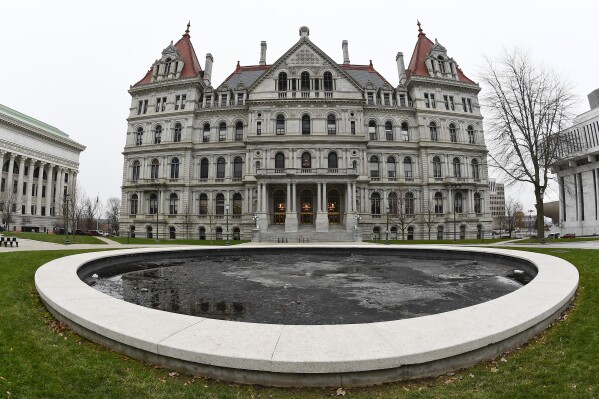 Hochul announces budget outline as lawmakers continue to hash out details