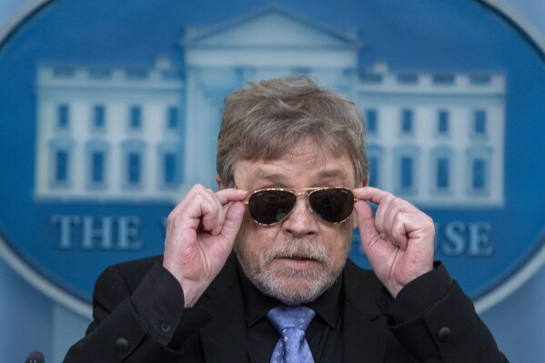 ‘Star Wars’ actor Mark Hamill drops by White House for a visit with ‘Joe-bi-Wan Kenobi’