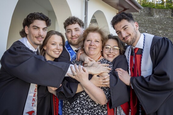 New Jersey quintuplets celebrate their graduation from same college