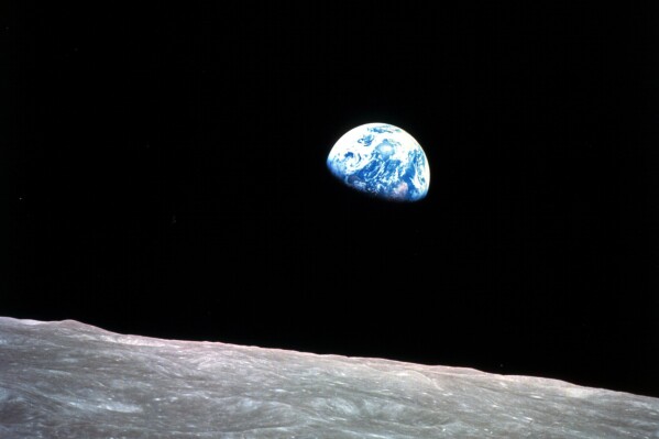 Former astronaut William Anders, who took iconic Earthrise photo, killed in Washington plane crash