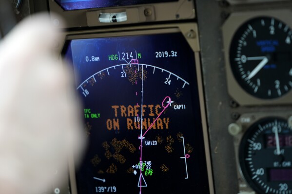 Could a cockpit warning system prevent close calls between planes at US airports?