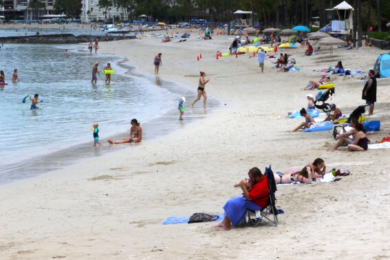 Don’t take all your cash with you to the beach and other tips to avoid theft during a Hawaii holiday