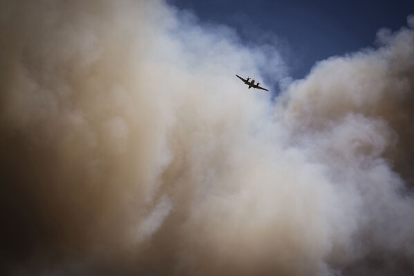 At least 1 dead in New Mexico wildfire that forced thousands to flee, governor’s office says