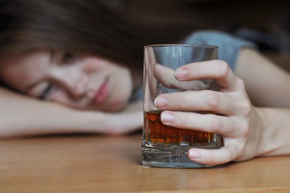 Attractive People More Likely to Have Drinking Problems, Scientists Say