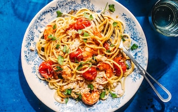 Spaghetti with crab, prawns and roast tomatoes recipe