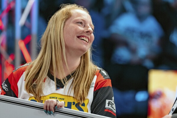 23-year-old new mom attempts to become 1st woman to win gender-neutral title in pro cornhole event