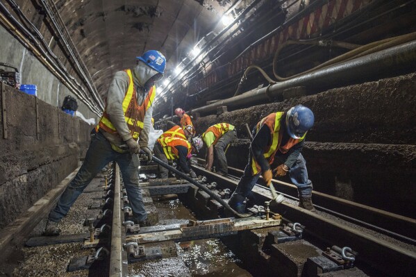 Federal agency says lax safety practices are putting New York City subway workers at risk