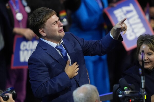 “That’s my dad!”: Gus Walz tearfully cheers on his father as he accepts Democratic VP nomination