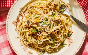 Linguine with walnuts and anchovies recipe