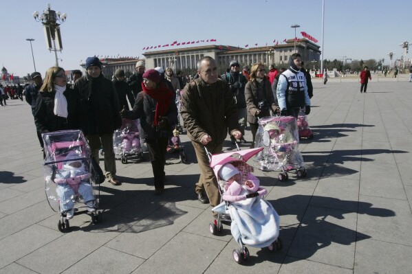 China halts foreign adoptions, leaving questions about pending cases