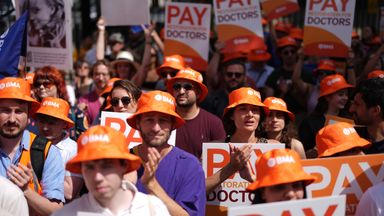 Junior doctors in England vote to accept pay deal