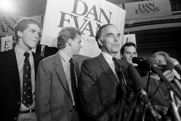 Dan Evans, Republican former governor of Washington and US senator, dies at 98