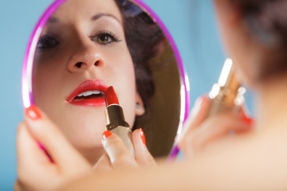 Skin: Scientists Fear "Extensive" Microplastic Exposure via Makeup